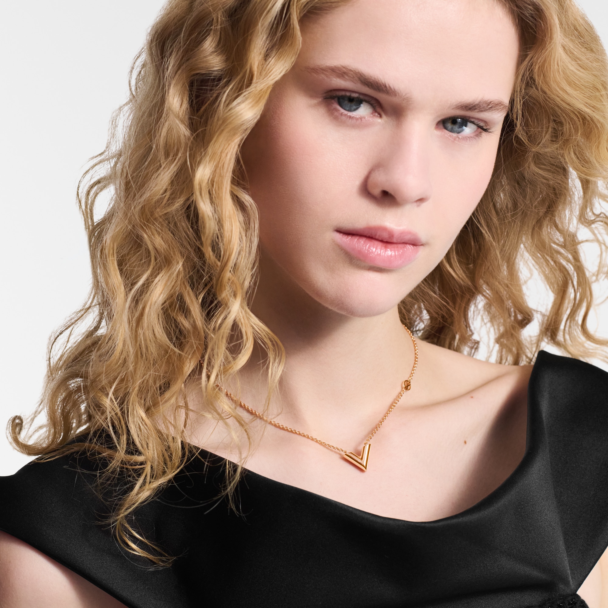 Essential V Necklace S00 - Fashion Jewelry | LOUIS VUITTON